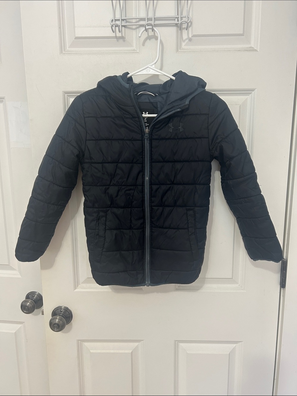 Under Armour Boys Hooded Puffer Jacket size youth small black loose cold gear